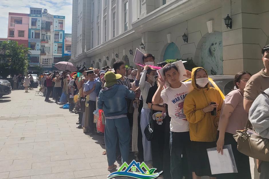 Hàng trăm người 'rồng rắn' xếp hàng mua dự án nhà ở xã hội 'hot' nhất Hàng trăm người 'rồng rắn' xếp hàng mua dự án nhà ở xã hội 'hot' nhất