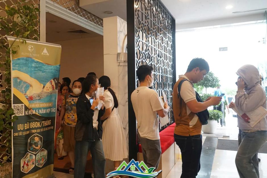 Hàng trăm người 'rồng rắn' xếp hàng mua dự án nhà ở xã hội 'hot' nhất Hàng trăm người 'rồng rắn' xếp hàng mua dự án nhà ở xã hội 'hot' nhất