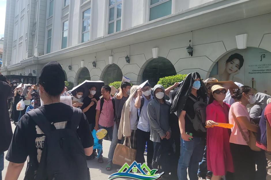 Hàng trăm người 'rồng rắn' xếp hàng mua dự án nhà ở xã hội 'hot' nhất Hàng trăm người 'rồng rắn' xếp hàng mua dự án nhà ở xã hội 'hot' nhất