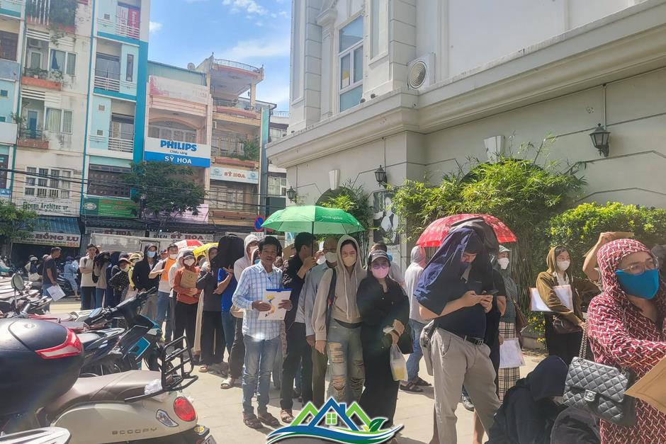 Hàng trăm người 'rồng rắn' xếp hàng mua dự án nhà ở xã hội 'hot' nhất Hàng trăm người 'rồng rắn' xếp hàng mua dự án nhà ở xã hội 'hot' nhất
