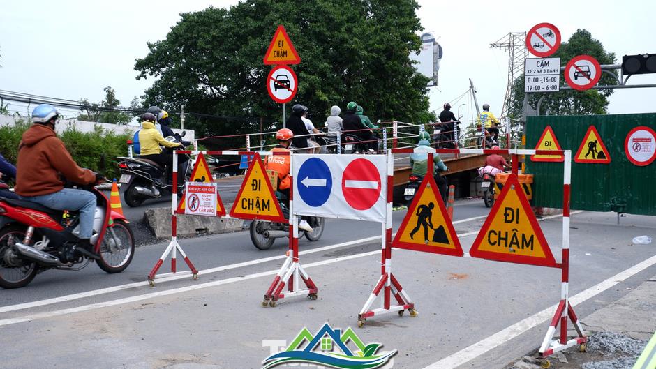 Hiện trạng cầu Bình Triệu 1 sau gần 3 tuần 'thần đèn' nâng tĩnh không Hiện trạng cầu Bình Triệu 1 sau gần 3 tuần 'thần đèn' nâng tĩnh không