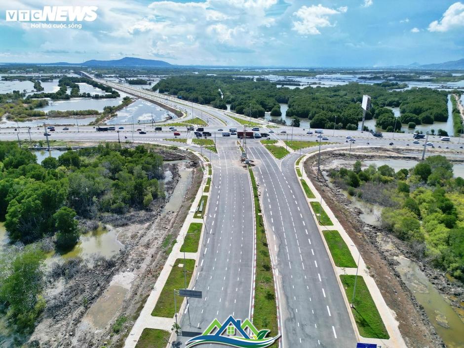 Hiện trạng đường ven biển đẹp nhất phía Nam sau gần 2 năm thi công Hiện trạng đường ven biển đẹp nhất phía Nam sau gần 2 năm thi công
