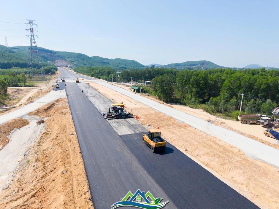 Hình hài cao tốc Quảng Ngãi - Hoài Nhơn sau hơn 2 năm thi công Hình hài cao tốc Quảng Ngãi - Hoài Nhơn sau hơn 2 năm thi công