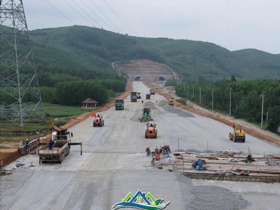 Hình hài cao tốc Quảng Ngãi - Hoài Nhơn sau hơn 2 năm thi công Hình hài cao tốc Quảng Ngãi - Hoài Nhơn sau hơn 2 năm thi công