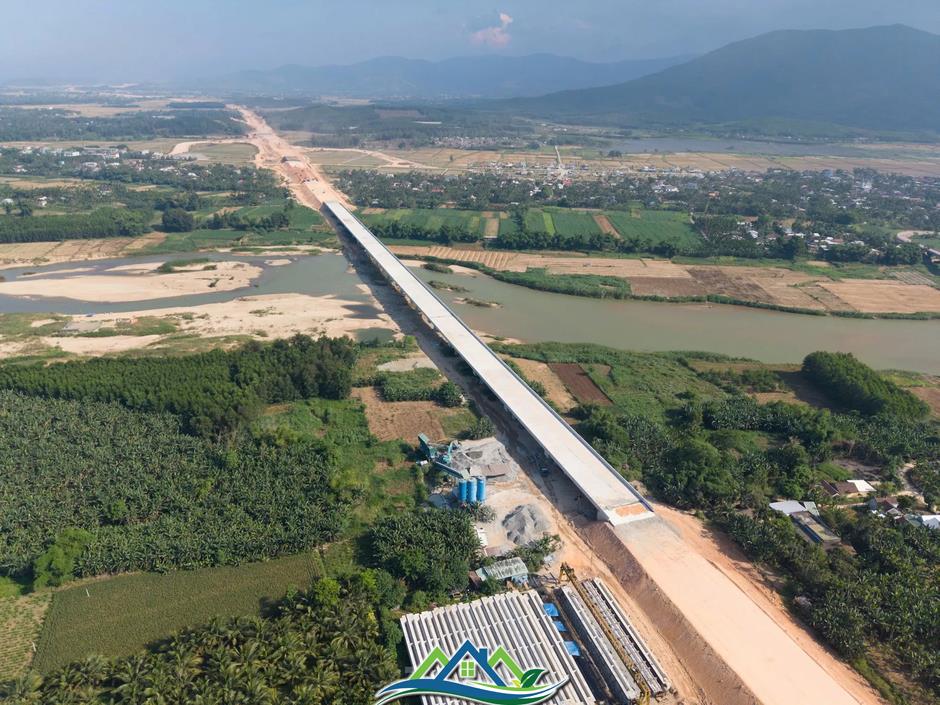 Hình hài cao tốc Quảng Ngãi - Hoài Nhơn sau hơn 2 năm thi công Hình hài cao tốc Quảng Ngãi - Hoài Nhơn sau hơn 2 năm thi công