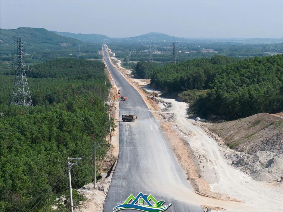 Hình hài cao tốc Quảng Ngãi - Hoài Nhơn sau hơn 2 năm thi công Hình hài cao tốc Quảng Ngãi - Hoài Nhơn sau hơn 2 năm thi công