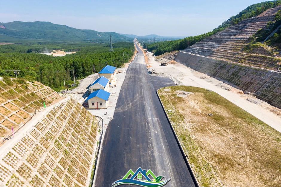 Hình hài cao tốc Quảng Ngãi - Hoài Nhơn sau hơn 2 năm thi công Hình hài cao tốc Quảng Ngãi - Hoài Nhơn sau hơn 2 năm thi công