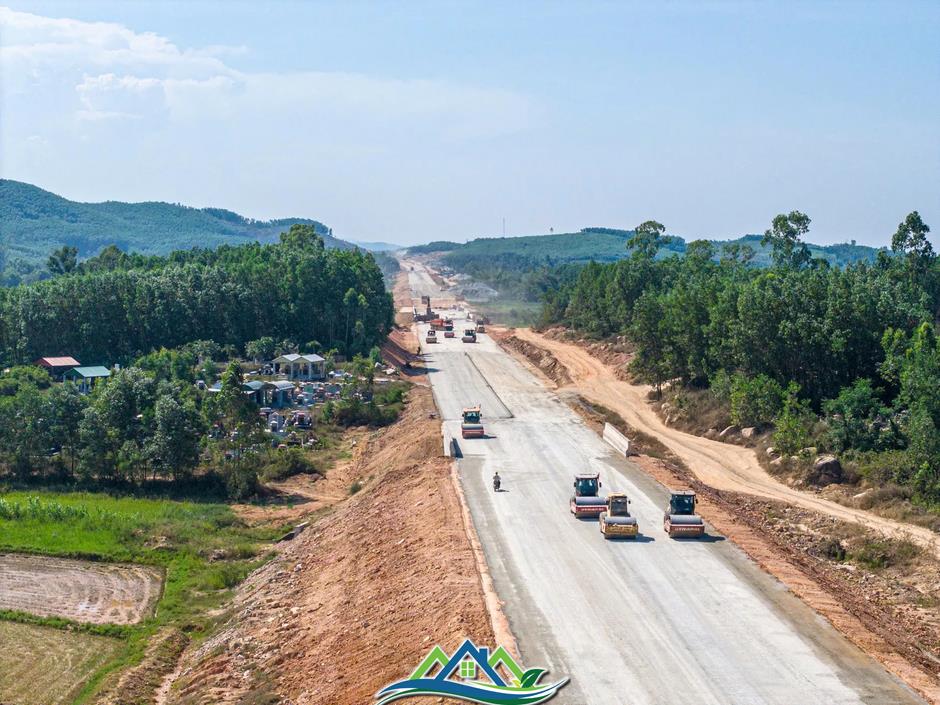 Hình hài cao tốc Quảng Ngãi - Hoài Nhơn sau hơn 2 năm thi công Hình hài cao tốc Quảng Ngãi - Hoài Nhơn sau hơn 2 năm thi công