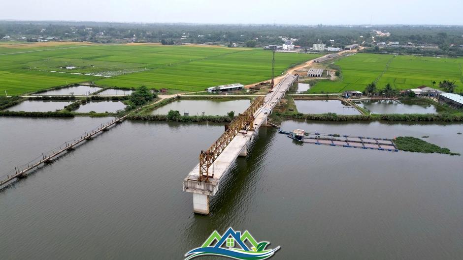 Hơn 4 năm thi công, 8 lần gia hạn, dự án cầu và đường dẫn 220 tỷ vẫn chơi vơi giữa sông Hơn 4 năm thi công, 8 lần gia hạn, dự án cầu và đường dẫn 220 tỷ vẫn chơi vơi giữa sông