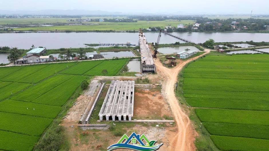 Hơn 4 năm thi công, 8 lần gia hạn, dự án cầu và đường dẫn 220 tỷ vẫn chơi vơi giữa sông Hơn 4 năm thi công, 8 lần gia hạn, dự án cầu và đường dẫn 220 tỷ vẫn chơi vơi giữa sông