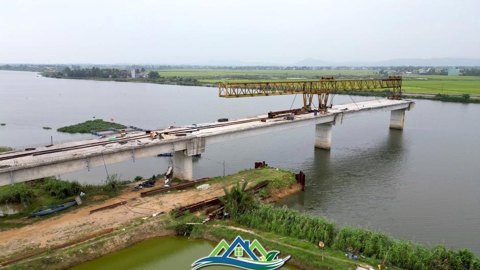 Hơn 4 năm thi công, 8 lần gia hạn, dự án cầu và đường dẫn 220 tỷ vẫn chơi vơi giữa sông Hơn 4 năm thi công, 8 lần gia hạn, dự án cầu và đường dẫn 220 tỷ vẫn chơi vơi giữa sông