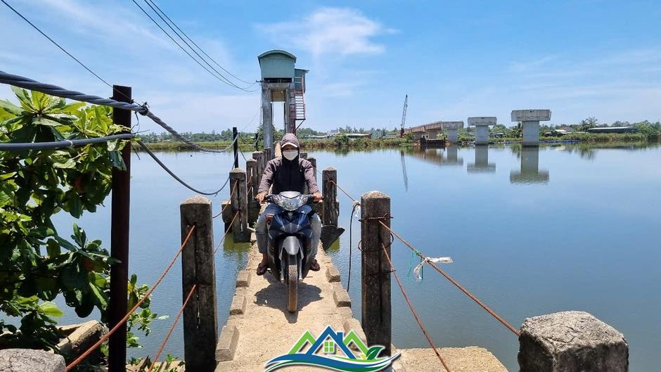 Hơn 4 năm thi công, 8 lần gia hạn, dự án cầu và đường dẫn 220 tỷ vẫn chơi vơi giữa sông Hơn 4 năm thi công, 8 lần gia hạn, dự án cầu và đường dẫn 220 tỷ vẫn chơi vơi giữa sông