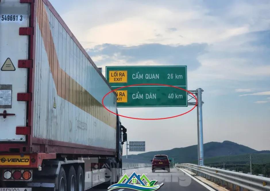 Khó hiểu biển báo địa danh ‘lạ’ trên cao tốc Hà Tĩnh Khó hiểu biển báo địa danh ‘lạ’ trên cao tốc Hà Tĩnh
