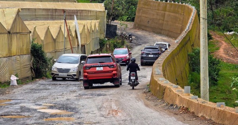 Khổ sở với con đường gần 9 km làm 2 năm chưa xong