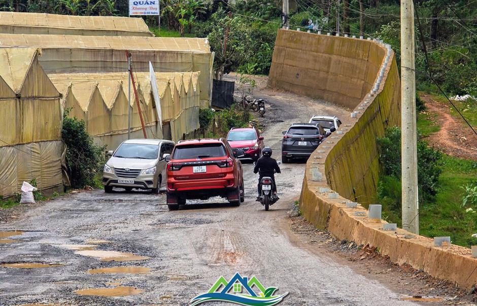 Khổ sở với con đường gần 9 km làm 2 năm chưa xong