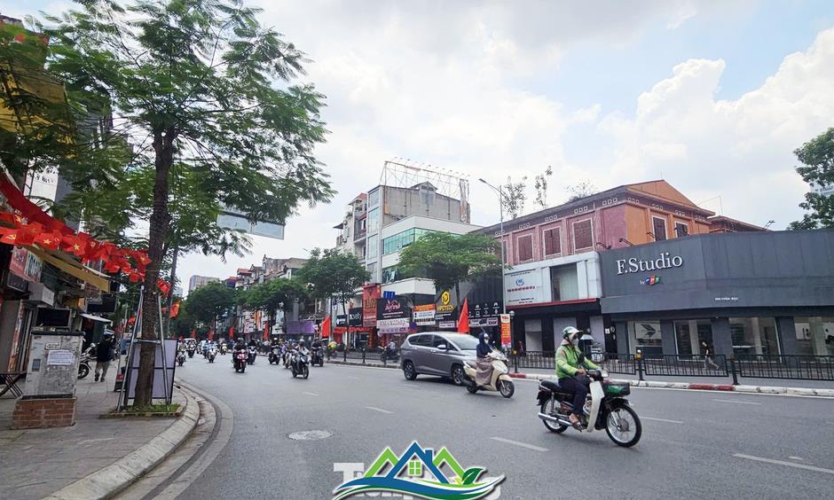 Không phải phố cổ, những tuyến đường ở Hà Nội có giá nhà phố rao bán vượt 1 tỷ đồng/m2 Không phải phố cổ, những tuyến đường ở Hà Nội có giá nhà phố rao bán vượt 1 tỷ đồng/m2