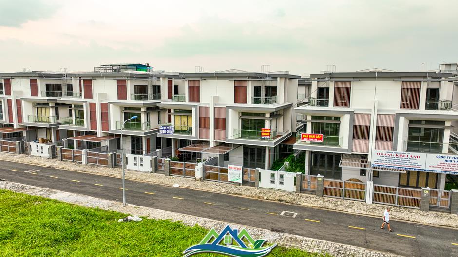 Khu đô thị treo đầy biển bán gấp, nhà ngộp nhưng giá tăng gần 70% ở TP.HCM Khu đô thị treo đầy biển bán gấp, nhà ngộp nhưng giá tăng gần 70% ở TP.HCM