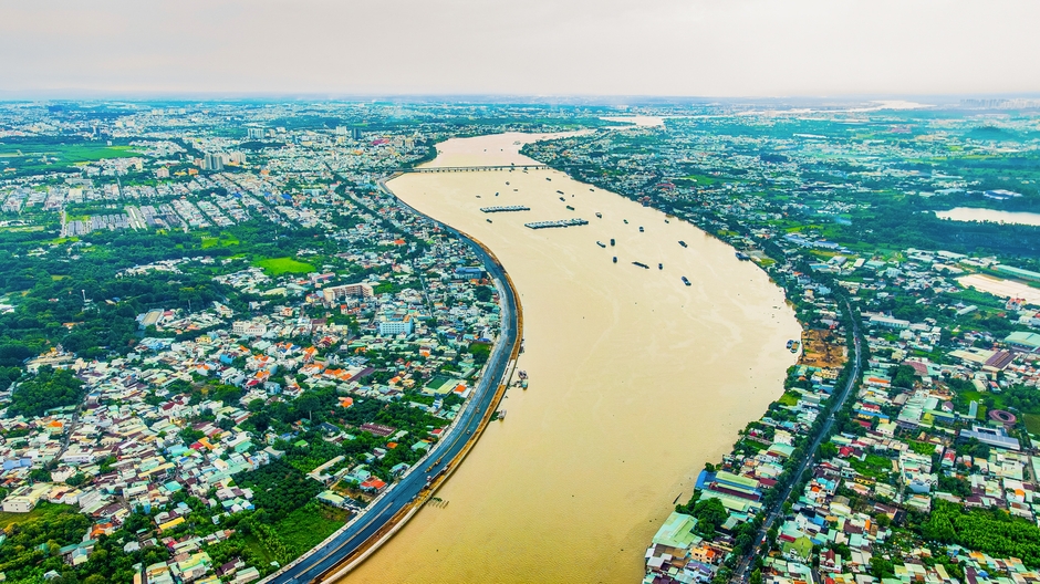 Khúc sông mỗi km được đầu tư gần một tỷ USD: Các ông lớn Vingroup, Sun Group, Novaland chen vai thích cánh. Khúc sông mỗi km được đầu tư gần một tỷ USD: Các ông lớn Vingroup, Sun Group, Novaland chen vai thích cánh.