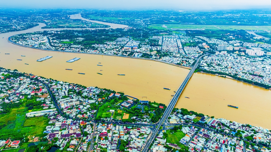 Khúc sông mỗi km được đầu tư gần một tỷ USD: Các ông lớn Vingroup, Sun Group, Novaland chen vai thích cánh. Khúc sông mỗi km được đầu tư gần một tỷ USD: Các ông lớn Vingroup, Sun Group, Novaland chen vai thích cánh.