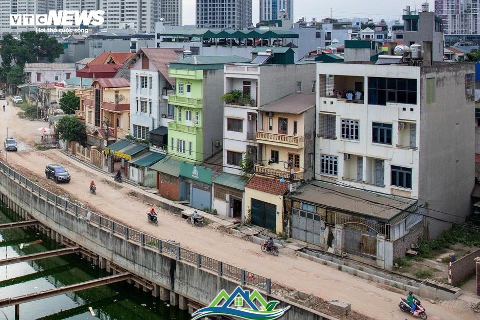 Làm đường cao hơn nền nhà cả mét, dân bắc cầu mới 'ngoi' được ra ngoài Làm đường cao hơn nền nhà cả mét, dân bắc cầu mới 'ngoi' được ra ngoài