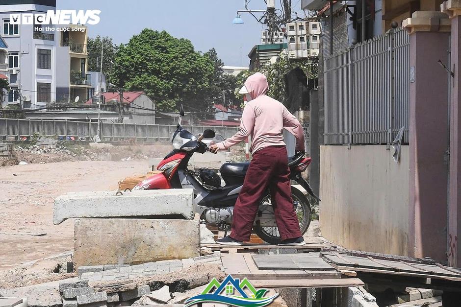 Làm đường cao hơn nền nhà cả mét, dân bắc cầu mới 'ngoi' được ra ngoài Làm đường cao hơn nền nhà cả mét, dân bắc cầu mới 'ngoi' được ra ngoài
