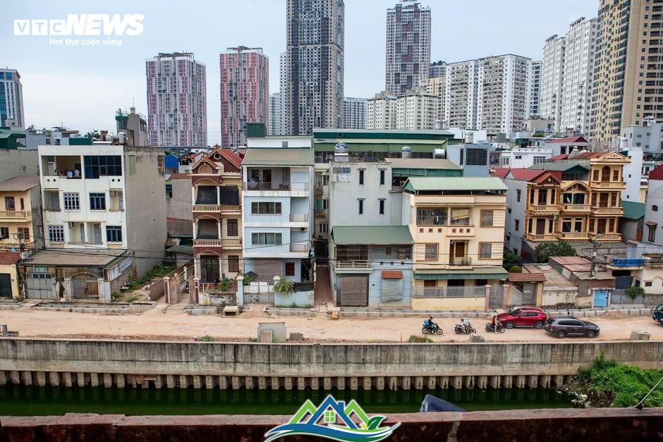 Làm đường cao hơn nền nhà cả mét, dân bắc cầu mới 'ngoi' được ra ngoài Làm đường cao hơn nền nhà cả mét, dân bắc cầu mới 'ngoi' được ra ngoài