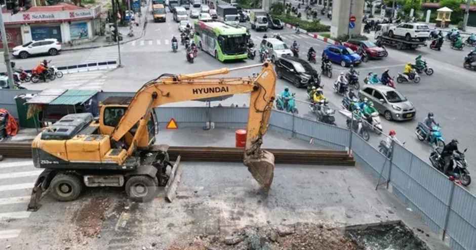 Loạt dự án giao thông Hà Nội bất động: Đường kẹt, máy móc ‘ngủ đông’, dân bức xúc