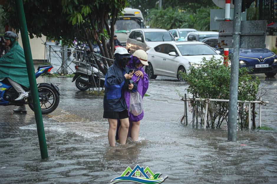 Mệt mỏi vì bơm xong lại ngập trong biệt thự chục tỉ ở Hà Nội