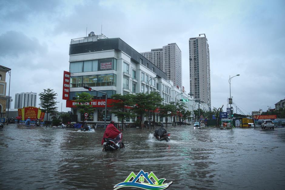 Mệt mỏi vì bơm xong lại ngập trong biệt thự chục tỉ ở Hà Nội