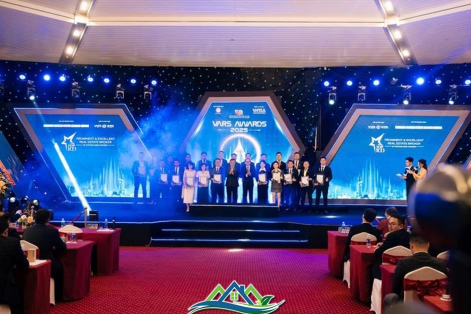 MICC Group lọt Top 10 Sàn giao dịch BĐS xuất sắc Việt Nam tại VARS Awards 2025