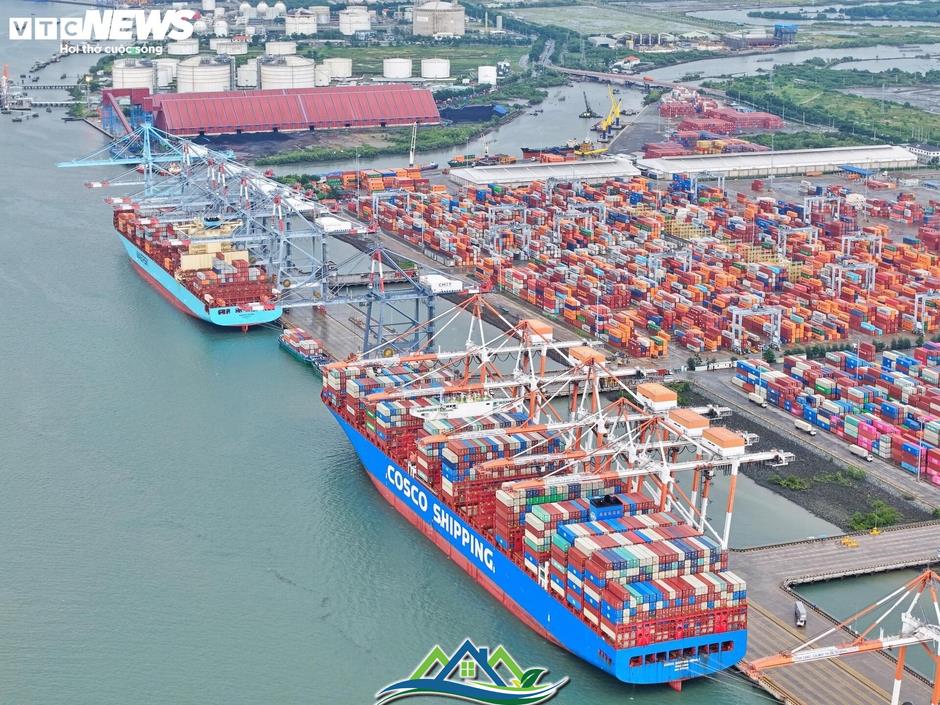 Ngắm cảng nước sâu lớn nhất Việt Nam thường xuyên đón siêu tàu quốc tế Ngắm cảng nước sâu lớn nhất Việt Nam thường xuyên đón siêu tàu quốc tế