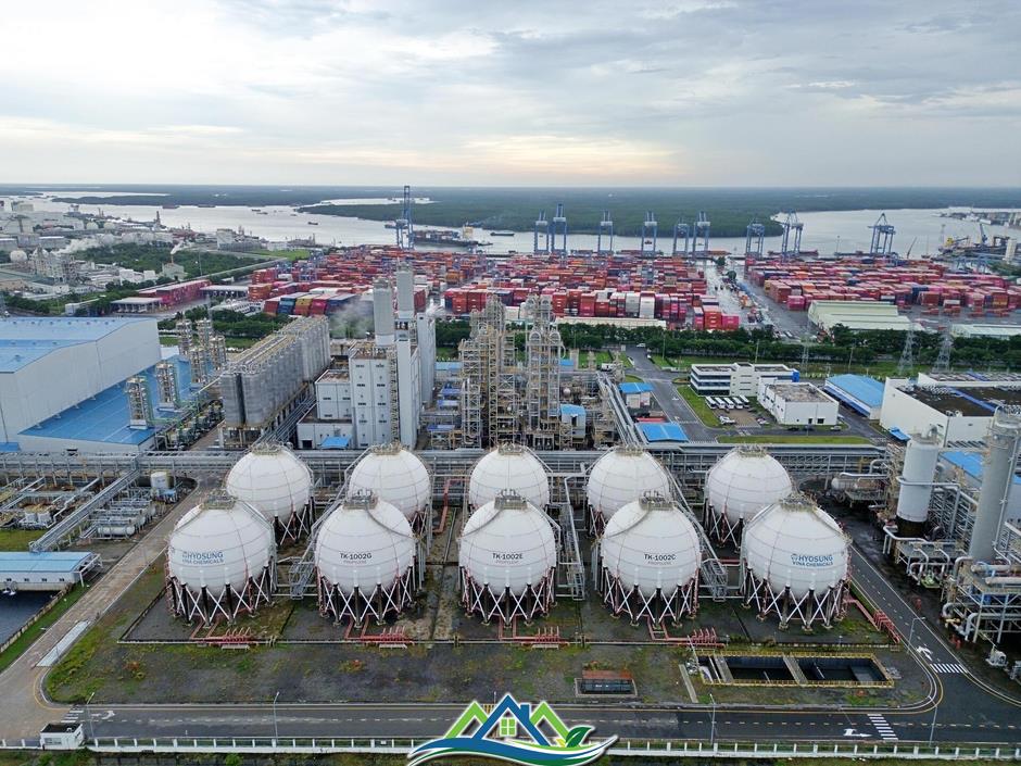 Ngắm cảng nước sâu lớn nhất Việt Nam thường xuyên đón siêu tàu quốc tế Ngắm cảng nước sâu lớn nhất Việt Nam thường xuyên đón siêu tàu quốc tế