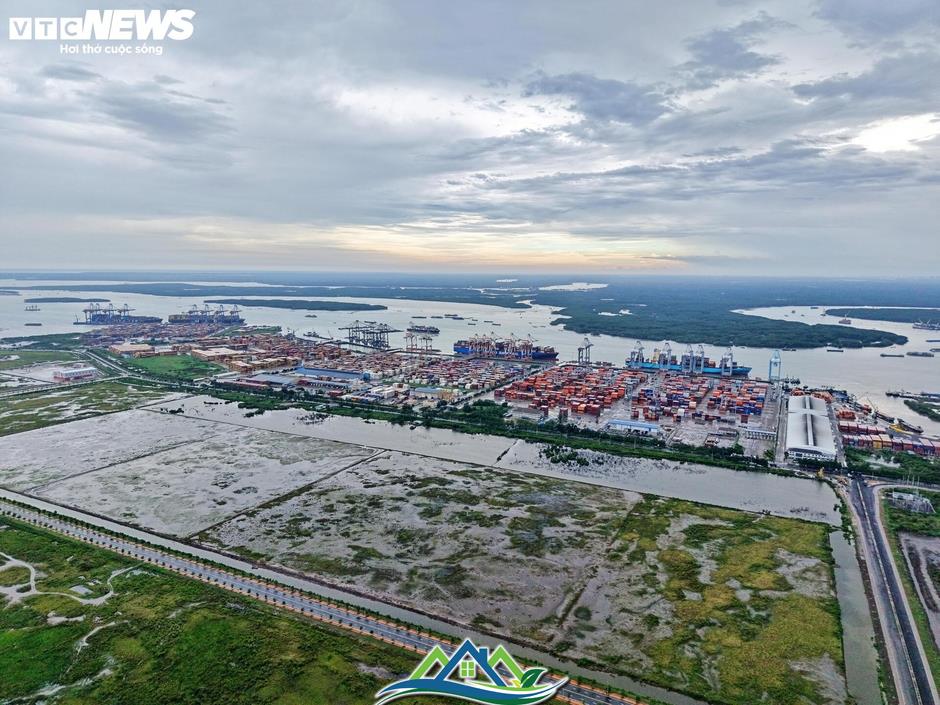 Ngắm cảng nước sâu lớn nhất Việt Nam thường xuyên đón siêu tàu quốc tế Ngắm cảng nước sâu lớn nhất Việt Nam thường xuyên đón siêu tàu quốc tế