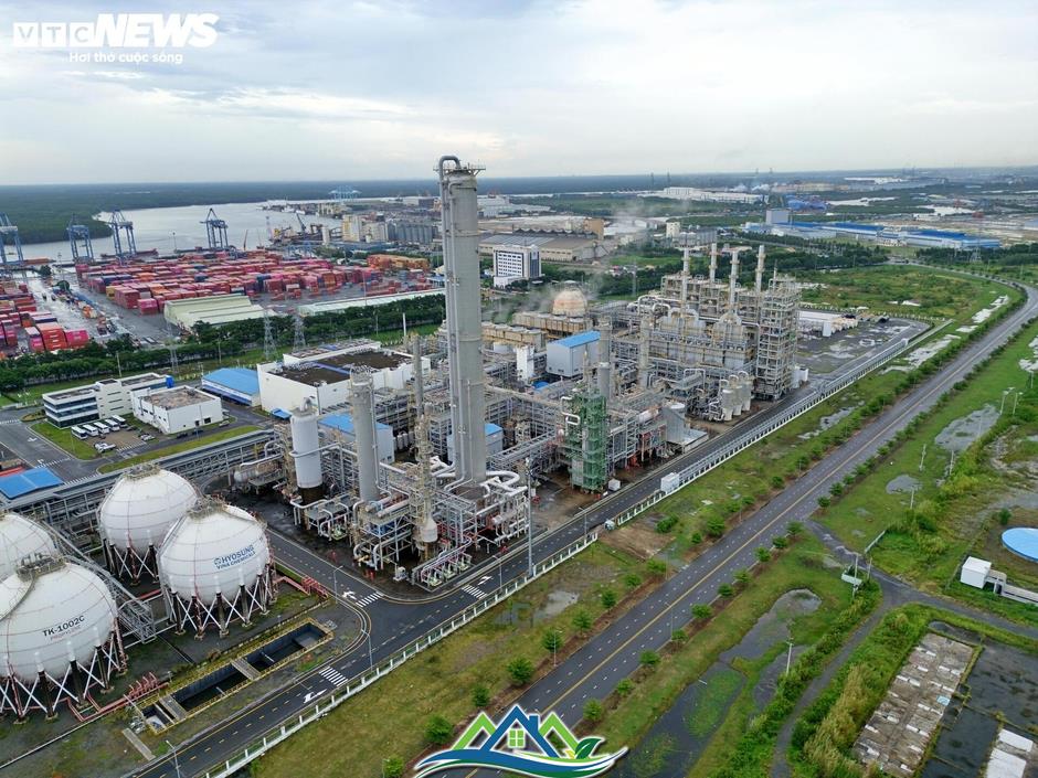 Ngắm cảng nước sâu lớn nhất Việt Nam thường xuyên đón siêu tàu quốc tế Ngắm cảng nước sâu lớn nhất Việt Nam thường xuyên đón siêu tàu quốc tế