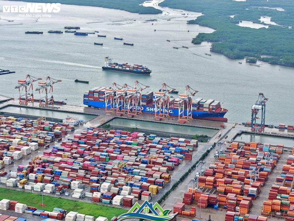 Ngắm cảng nước sâu lớn nhất Việt Nam thường xuyên đón siêu tàu quốc tế Ngắm cảng nước sâu lớn nhất Việt Nam thường xuyên đón siêu tàu quốc tế