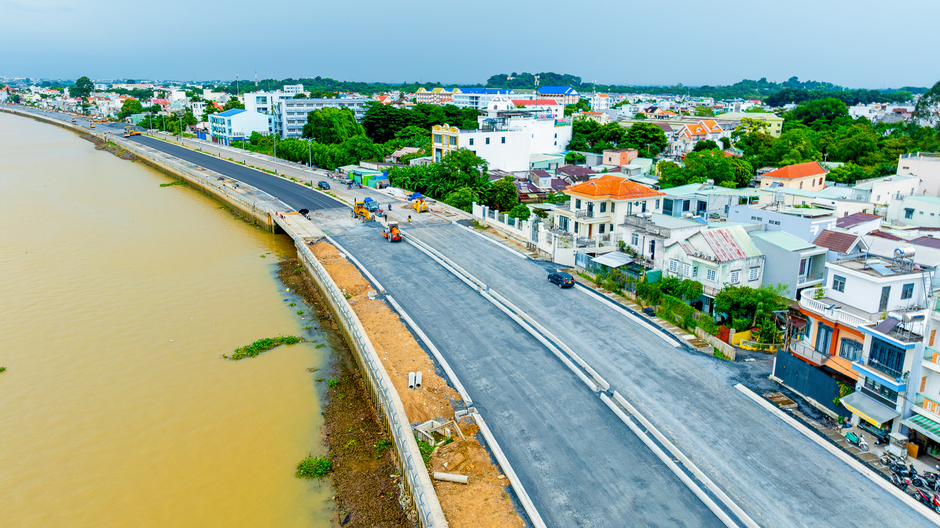 Ngắm đường ven sông trị giá gần 2.000 tỷ sắp thông xe: Cách TP.HCM một cây cầu, đẩy giá đất lên đến 200 triệu đồng/m2