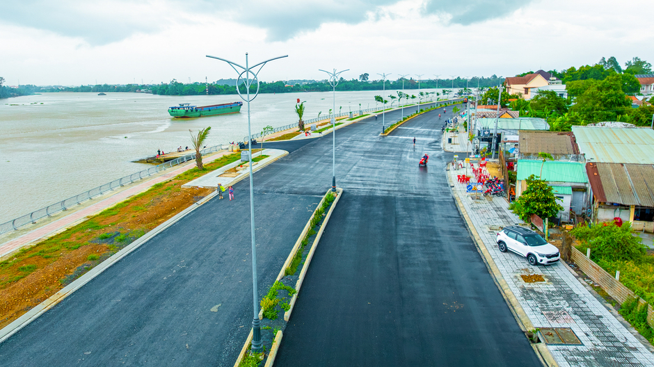 Ngắm đường ven sông trị giá gần 2.000 tỷ sắp thông xe: Cách TP.HCM một cây cầu, đẩy giá đất lên đến 200 triệu đồng/m2