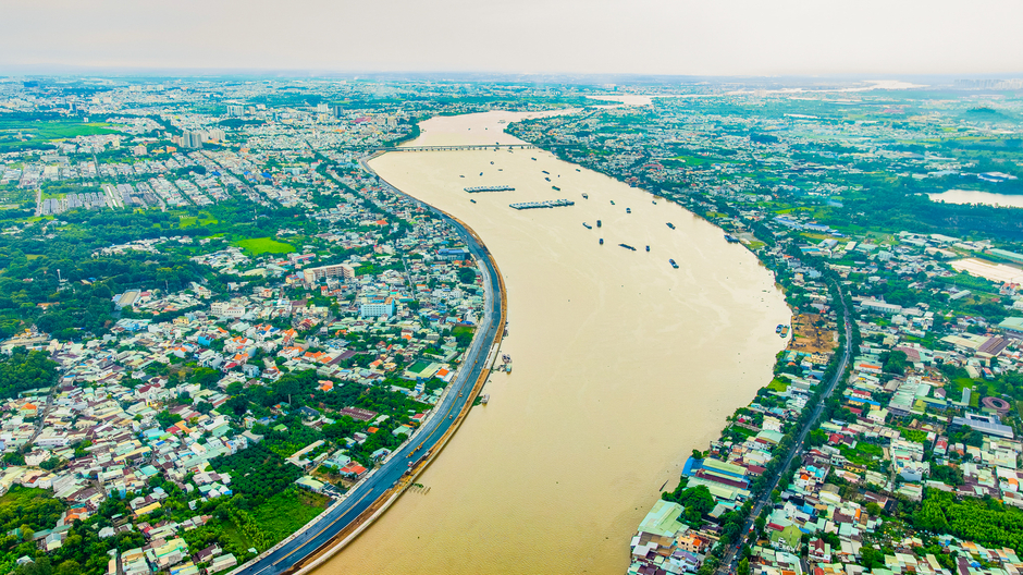 Ngắm đường ven sông trị giá gần 2.000 tỷ sắp thông xe: Cách TP.HCM một cây cầu, đẩy giá đất lên đến 200 triệu đồng/m2