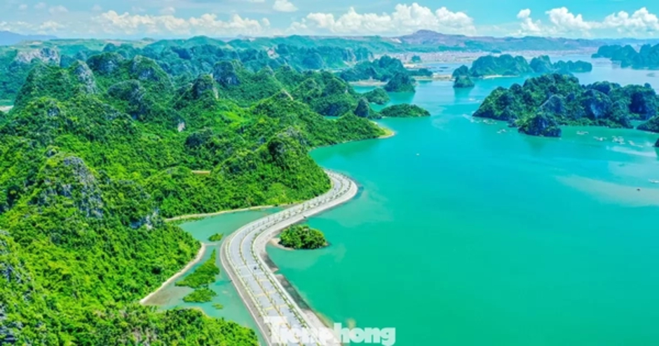 Ngắm vịnh Bái Tử Long từ tuyến đường bao biển đẹp nhất Việt Nam