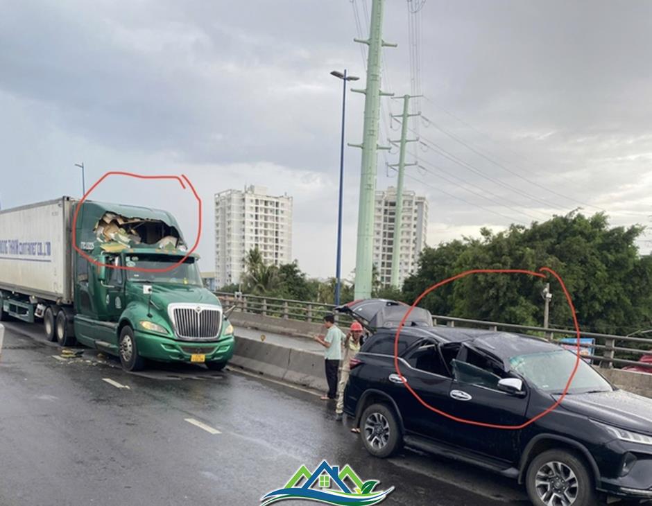 Nguyên nhân cần cẩu công trình ngã đè 2 ô tô ở TPHCM Nguyên nhân cần cẩu công trình ngã đè 2 ô tô ở TPHCM