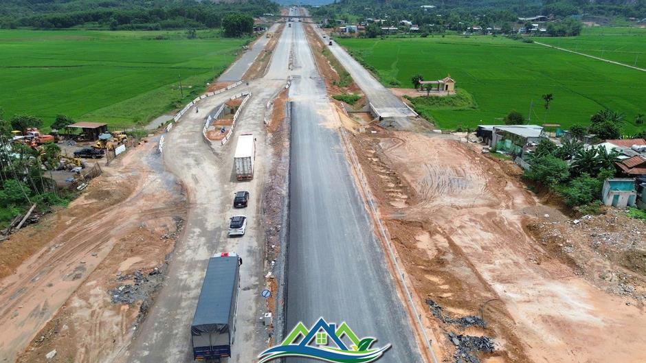 Nhà dân Đà Nẵng nứt nẻ do quá trình thi công đường cao tốc Nhà dân Đà Nẵng nứt nẻ do quá trình thi công đường cao tốc