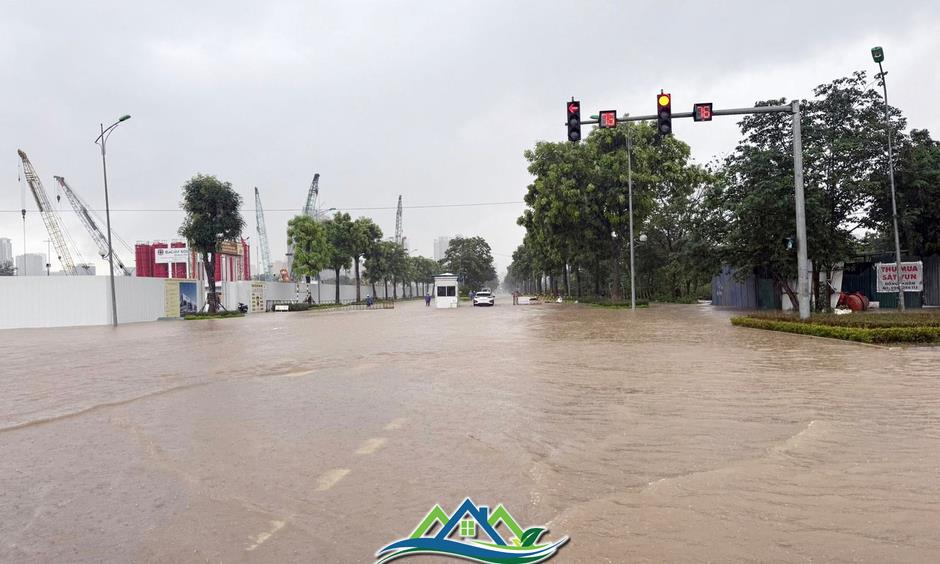 Nhiều khu chung cư Hà Nội thành 'ốc đảo' sau mưa lớn, dân dựng đập ngăn nước tràn vào hầm Nhiều khu chung cư Hà Nội thành 'ốc đảo' sau mưa lớn, dân dựng đập ngăn nước tràn vào hầm