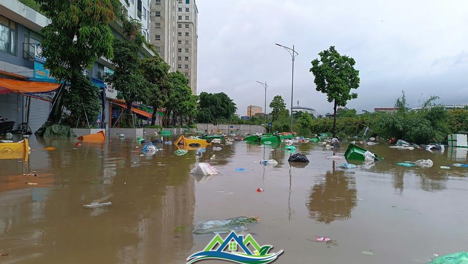 Nhiều khu chung cư Hà Nội thành 'ốc đảo' sau mưa lớn, dân dựng đập ngăn nước tràn vào hầm Nhiều khu chung cư Hà Nội thành 'ốc đảo' sau mưa lớn, dân dựng đập ngăn nước tràn vào hầm