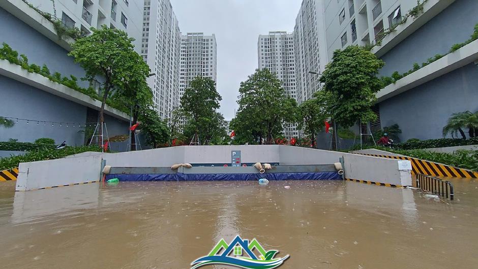 Nhiều khu chung cư Hà Nội thành 'ốc đảo' sau mưa lớn, dân dựng đập ngăn nước tràn vào hầm Nhiều khu chung cư Hà Nội thành 'ốc đảo' sau mưa lớn, dân dựng đập ngăn nước tràn vào hầm