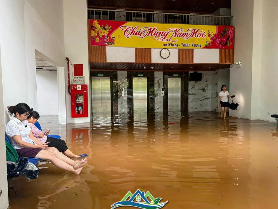 Nhiều khu chung cư Hà Nội thành 'ốc đảo' sau mưa lớn, dân dựng đập ngăn nước tràn vào hầm Nhiều khu chung cư Hà Nội thành 'ốc đảo' sau mưa lớn, dân dựng đập ngăn nước tràn vào hầm
