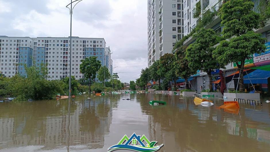 Nhiều khu chung cư Hà Nội thành 'ốc đảo' sau mưa lớn, dân dựng đập ngăn nước tràn vào hầm Nhiều khu chung cư Hà Nội thành 'ốc đảo' sau mưa lớn, dân dựng đập ngăn nước tràn vào hầm