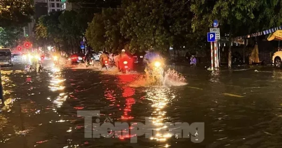 Nhiều tuyến đường ở Đà Nẵng ngập sâu, xe cộ bơi trong biển nước