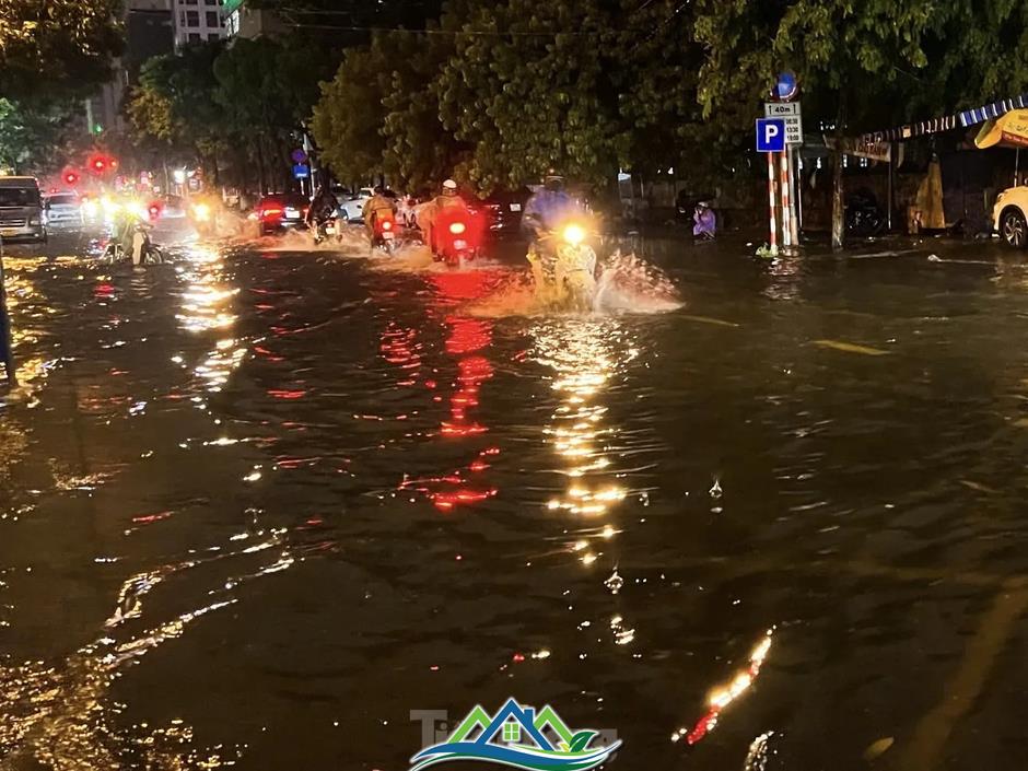 Nhiều tuyến đường ở Đà Nẵng ngập sâu, xe cộ bơi trong biển nước Nhiều tuyến đường ở Đà Nẵng ngập sâu, xe cộ bơi trong biển nước
