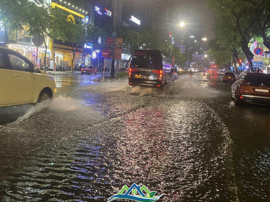 Nhiều tuyến đường ở Đà Nẵng ngập sâu, xe cộ bơi trong biển nước Nhiều tuyến đường ở Đà Nẵng ngập sâu, xe cộ bơi trong biển nước
