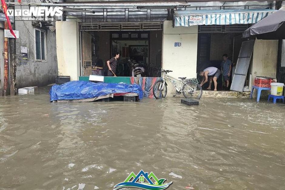 Nhiều tuyến đường ở Hà Nội ngập sâu sau trận mưa lớn sáng 1/5 Nhiều tuyến đường ở Hà Nội ngập sâu sau trận mưa lớn sáng 1/5